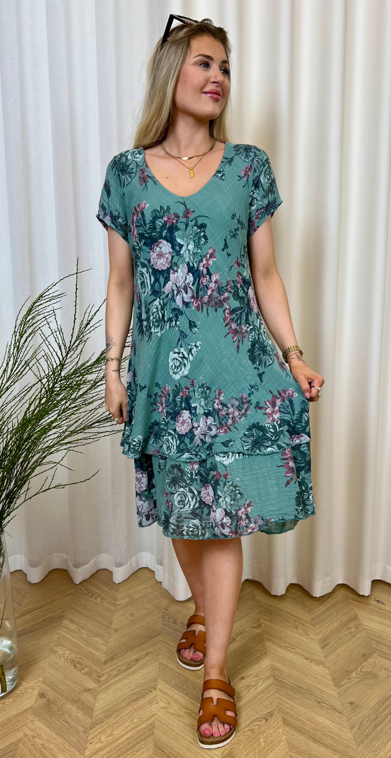 Simone kjole i 2 lag med blomsterprint sea moss LikeLondon