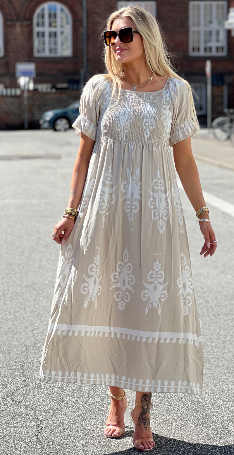 Elga lang kjole med smock og mønster beige LikeLondon