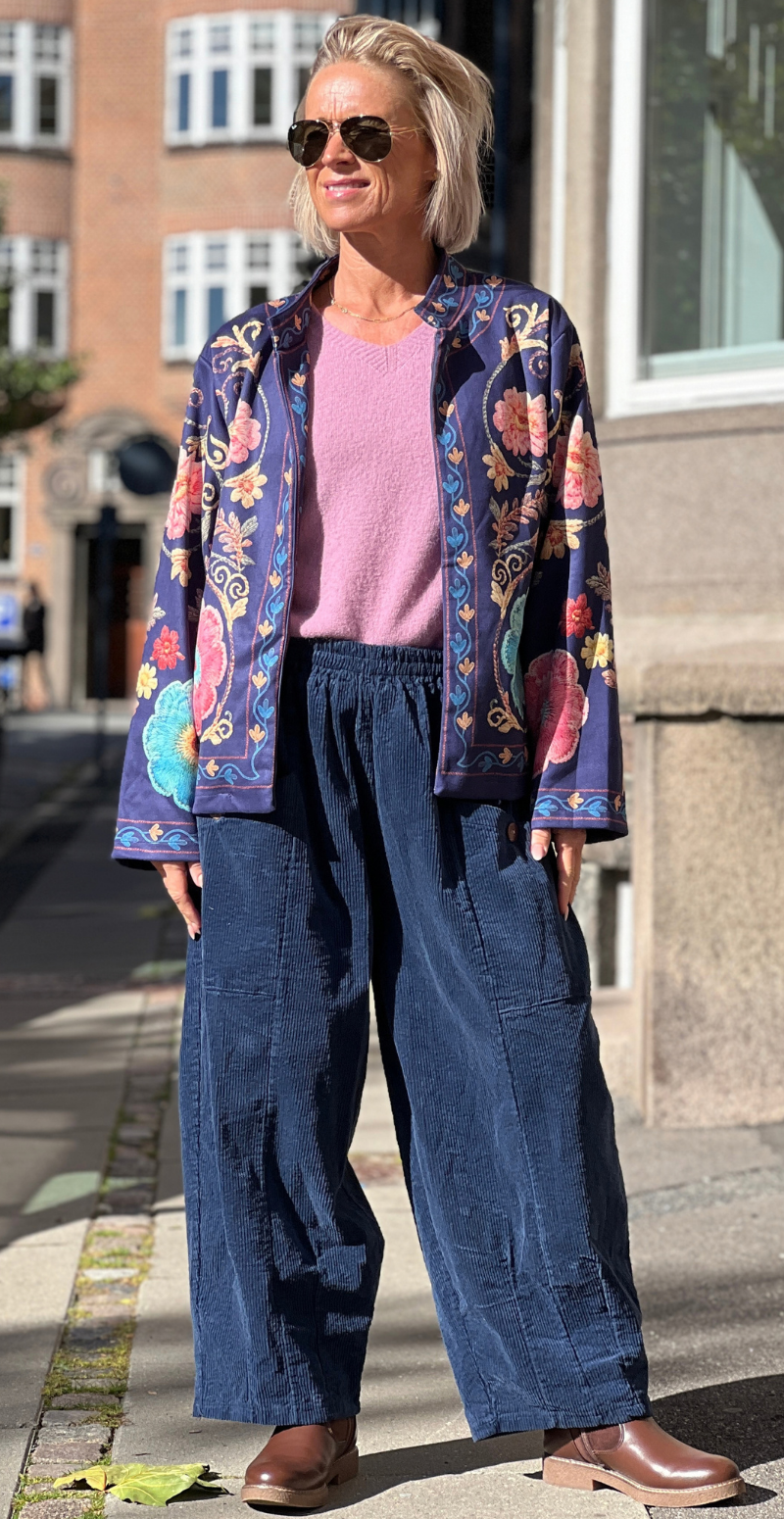 Estelle jakke i ruskindslook med print af broderede blomster navy LikeLondon