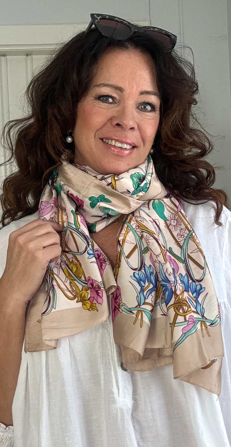 Silketørklæde med blomster og små sommerfugle rosa/sand LikeLondon