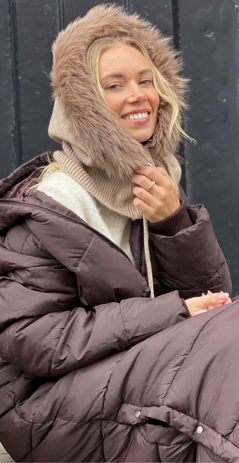 Balaclava med pelskant og snøre camel LikeLondon