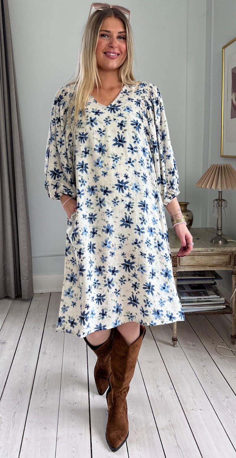 Jovi kjole med pufærmer og blomstermønster moonbeam w. vintage indigo Freequent