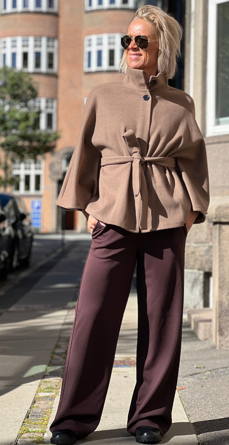 Antonella poncho med bindebånd camel LikeLondon