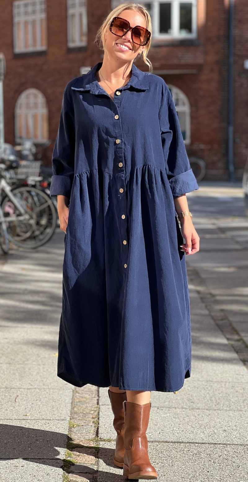 Benedikte fløjlskjole med rynker og knapper navy LikeLondon