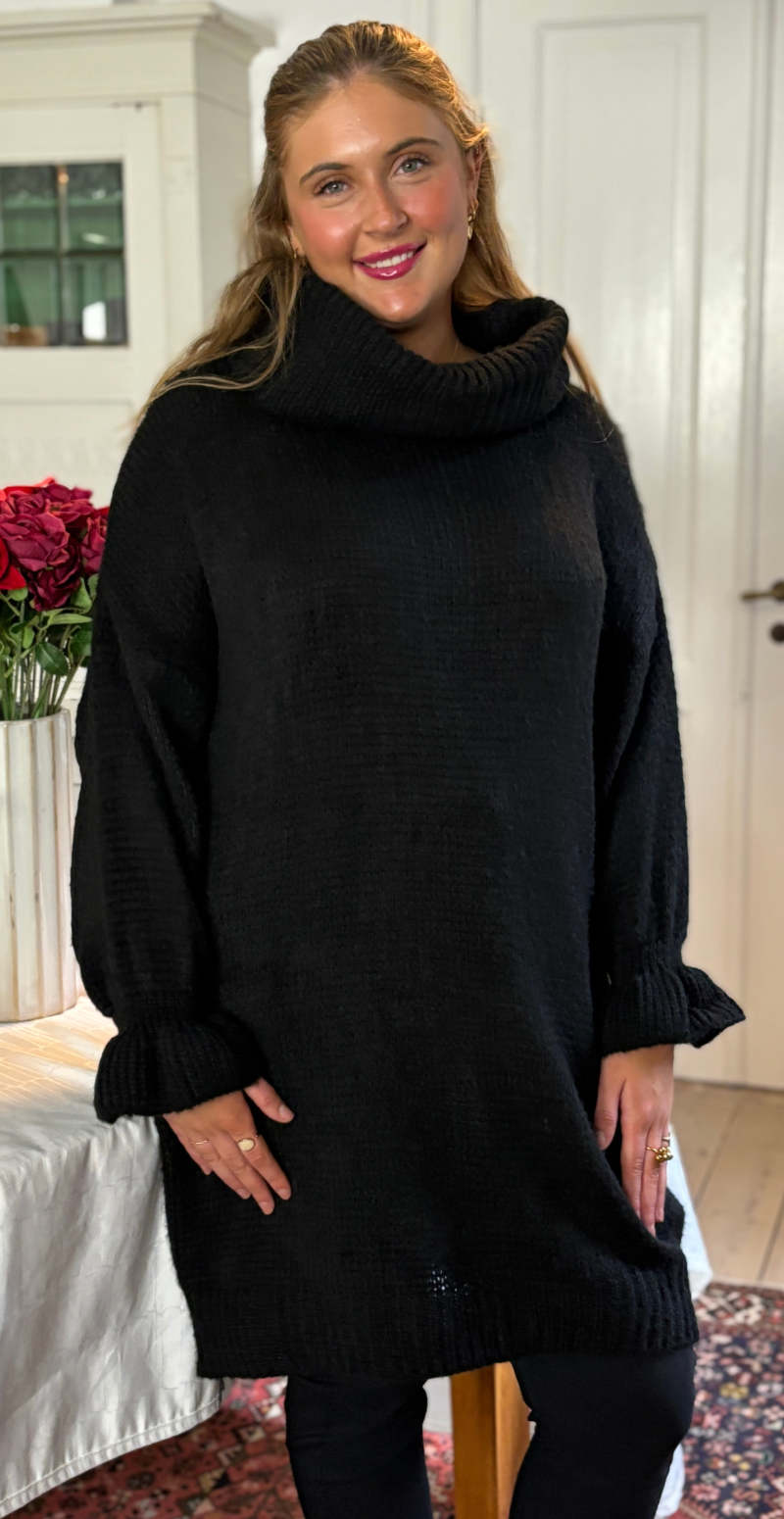 Helga strik lang med flæseærmer og rullekrave sort LikeLondon