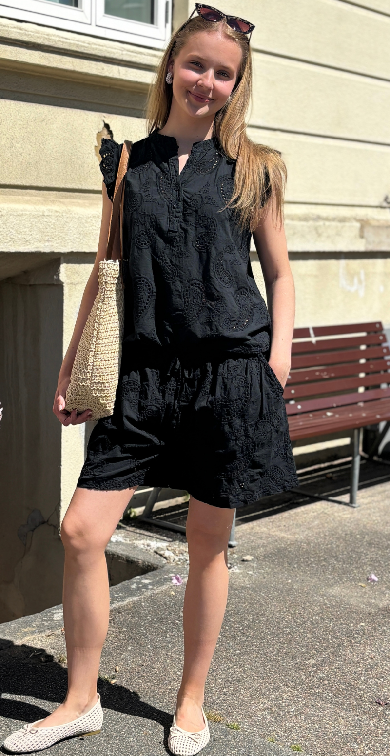Isobel bluse med broderi anglaise og flæseærmer sort LikeLondon