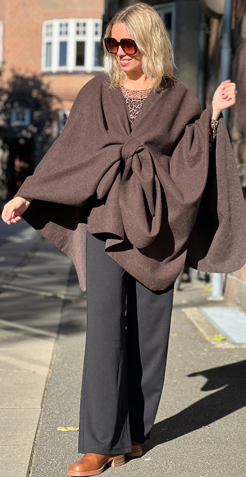 Aya poncho med knudedetalje og flagermusærmer brun LikeLondon
