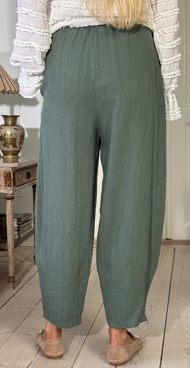 Forudbestil uge 9 Sutton bukser i barrel-fit med læg foran militare LikeLondon