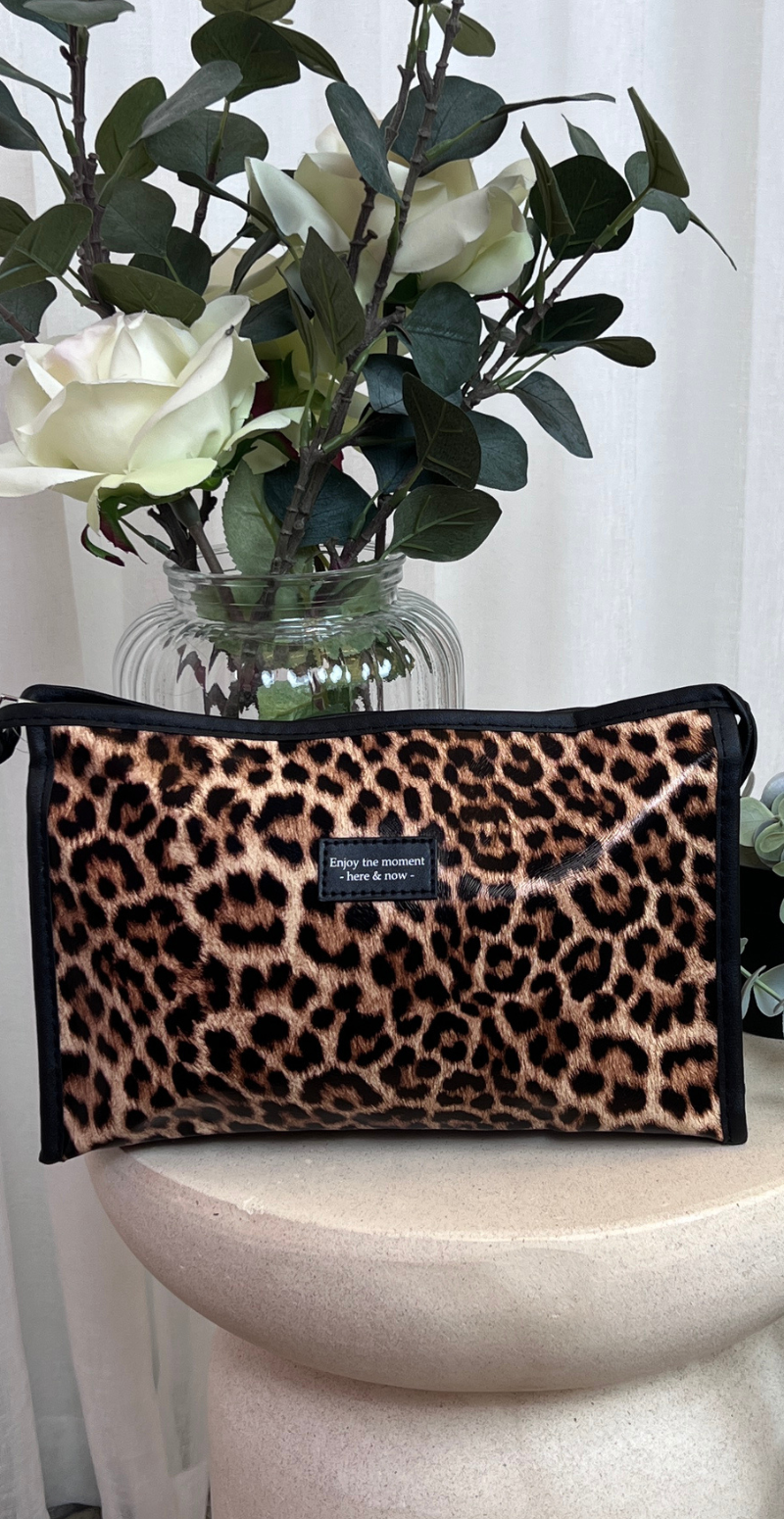 Toilettaske med leoprint brun LikeLondon