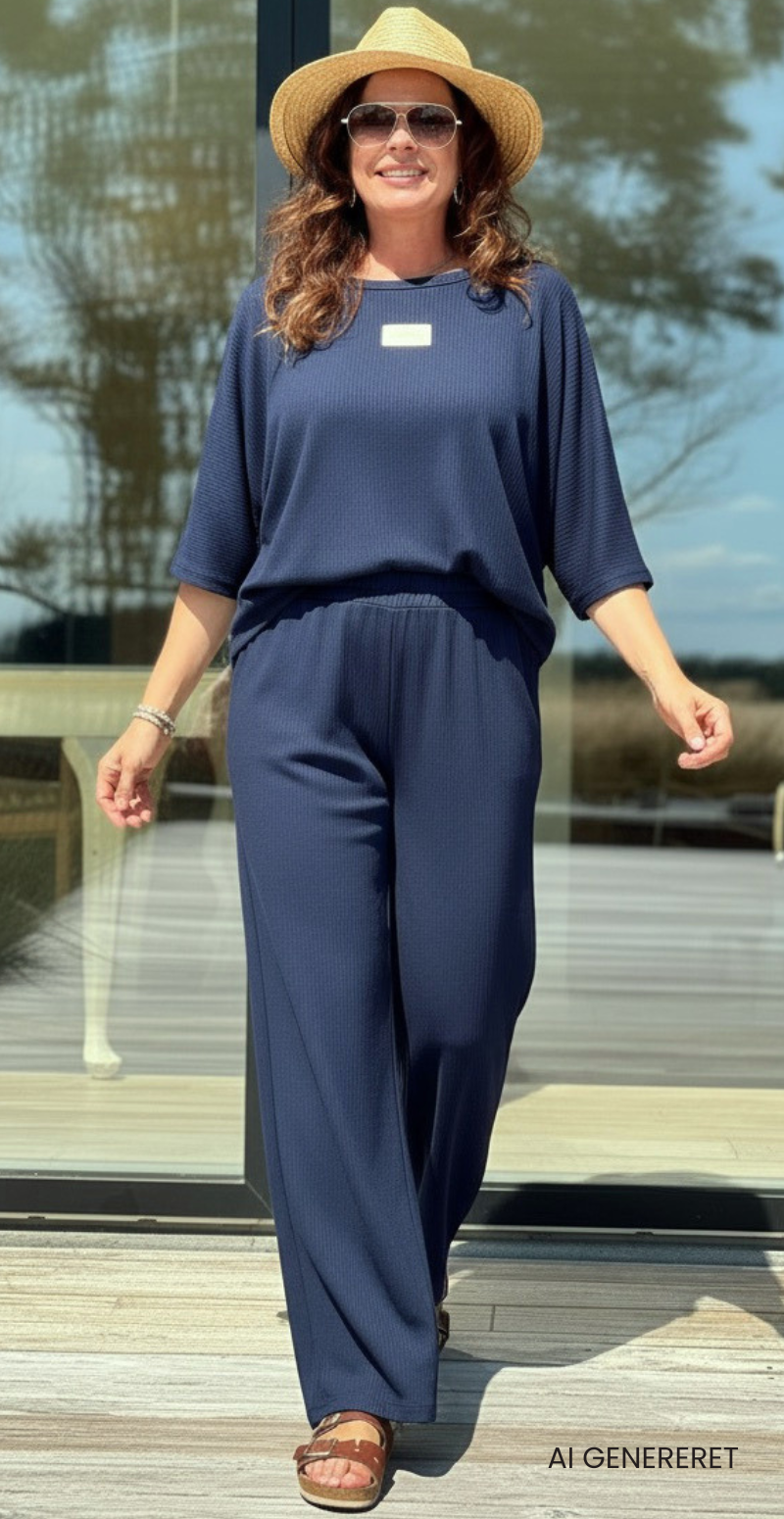 Tessie sæt med struktur og logo fortil bluse og bukser navy LikeLondon