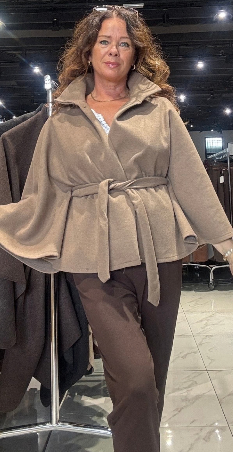 Antonella poncho med bindebånd camel LikeLondon