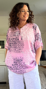 Forudbestil uge 20 - Elisa bluse med skrift lyserød LikeLondon