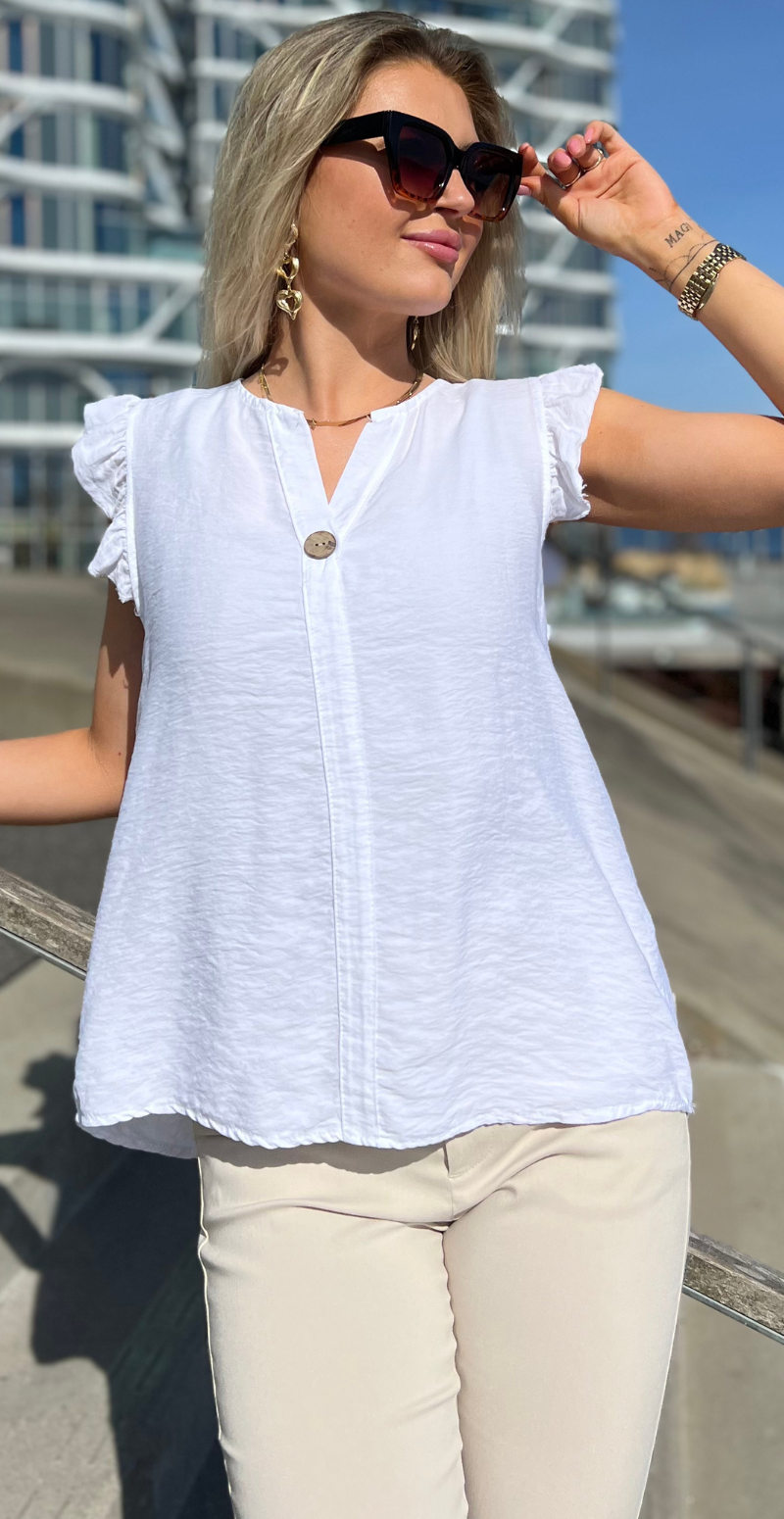hvid lotus bluse med korte flæseærmer og træknap likelondon