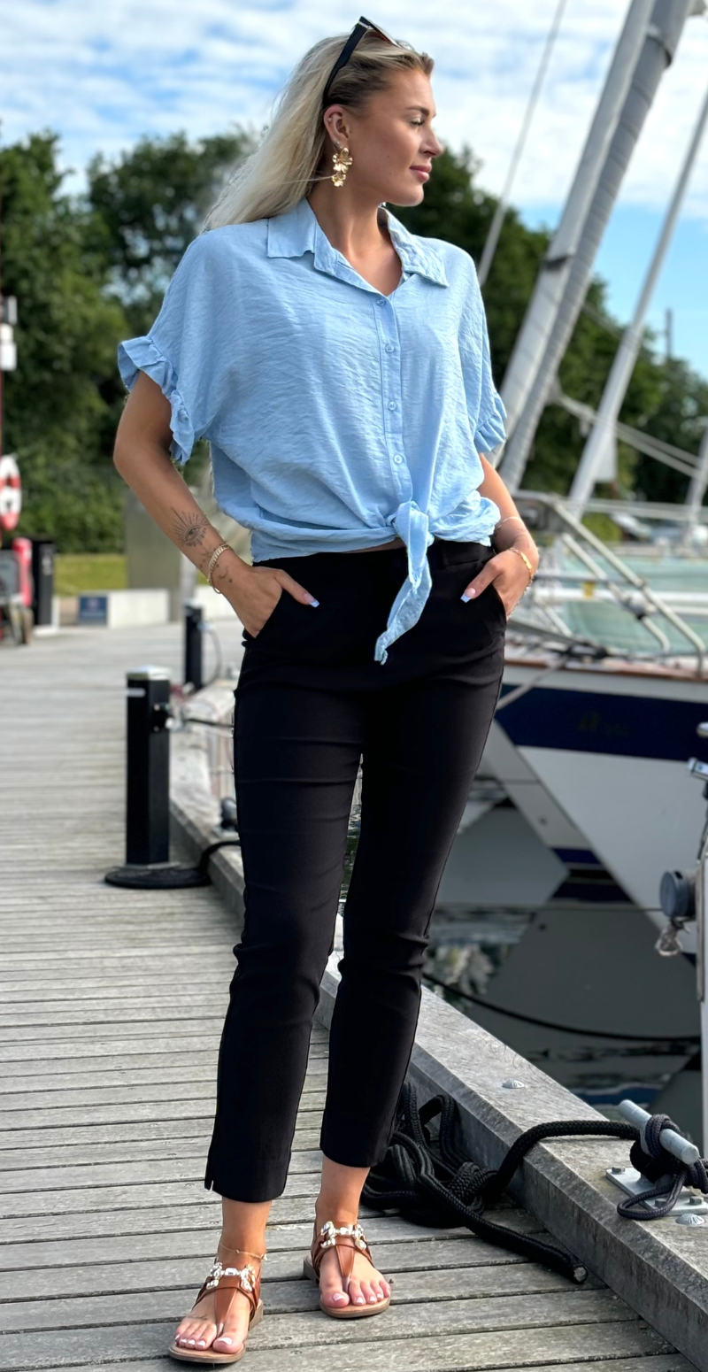 Bluse med bindebånd og knapper lysblå