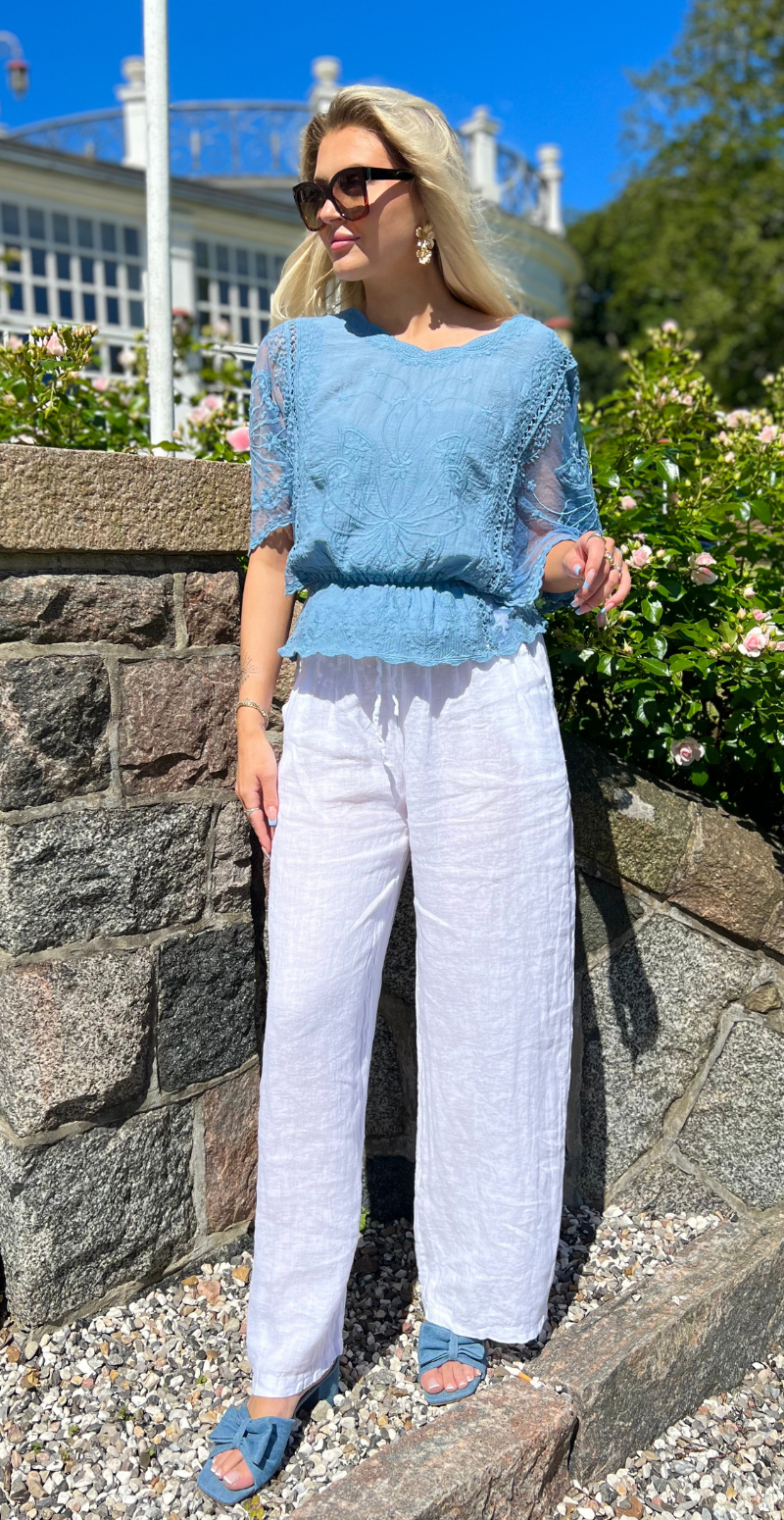 Lexi bluse med i taljen og flagermusærmer lysblå LikeLondon