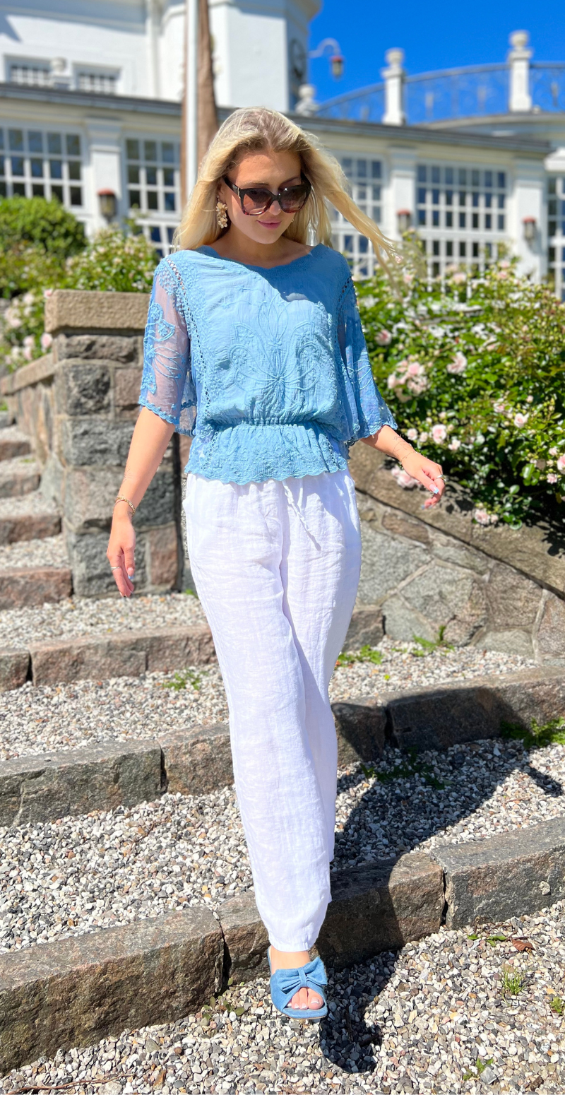 Lexi bluse med i taljen og flagermusærmer lysblå LikeLondon