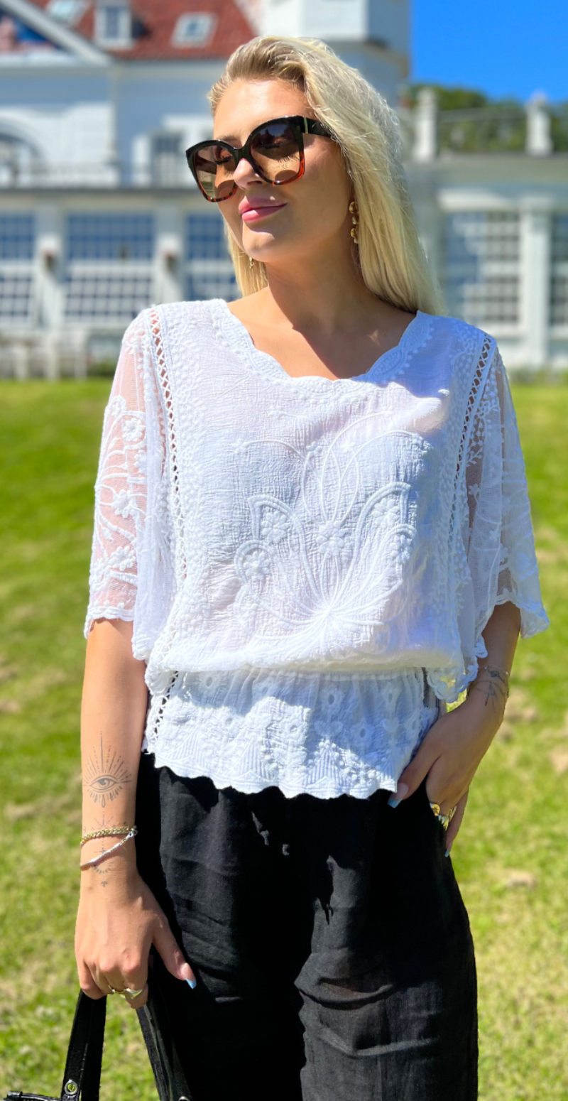 Lexi bluse med elastik i taljen og flagermusærmer hvid LikeLondon