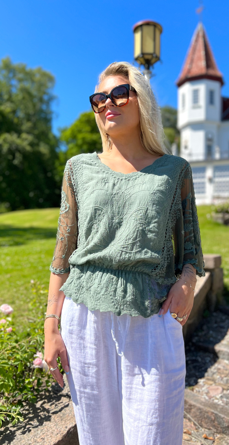 Lexi bluse med elastik i taljen og flagermusærmer khaki LikeLondon