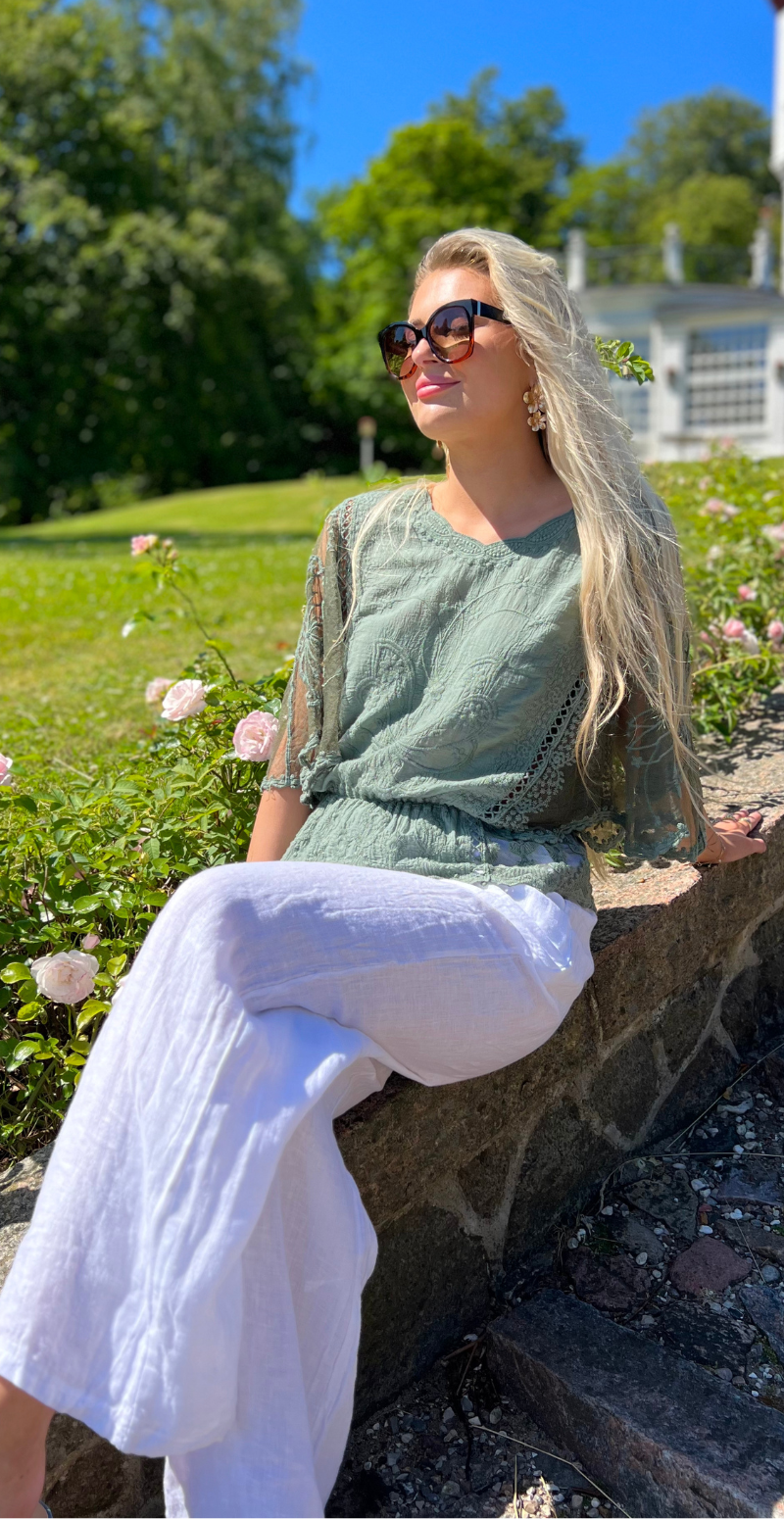 Lexi bluse med elastik i taljen og flagermusærmer khaki LikeLondon