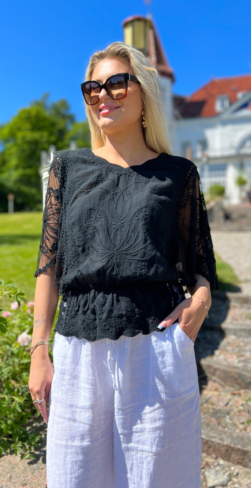 Lexi bluse med i taljen og flagermusærmer sort LikeLondon