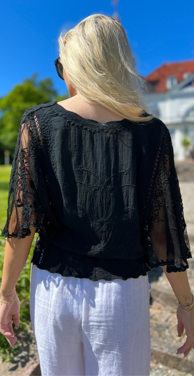 Lexi bluse med i taljen og flagermusærmer sort LikeLondon