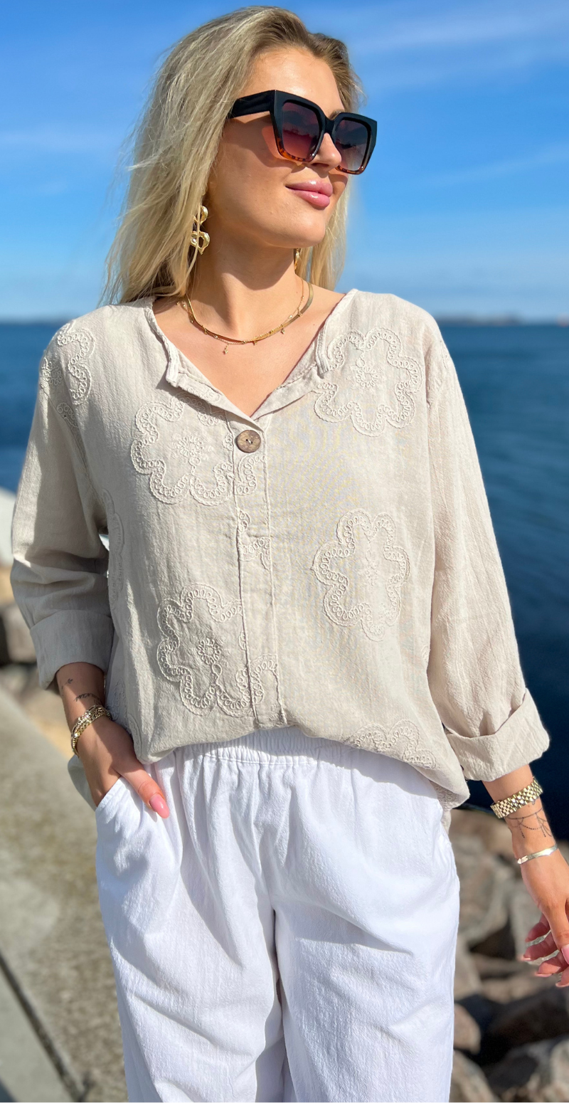 beige isabell bluse med blomster broderi likelondon