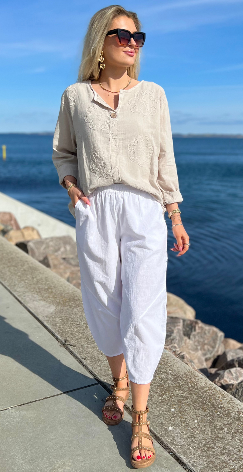 beige isabell bluse med broderede blomster likelondon