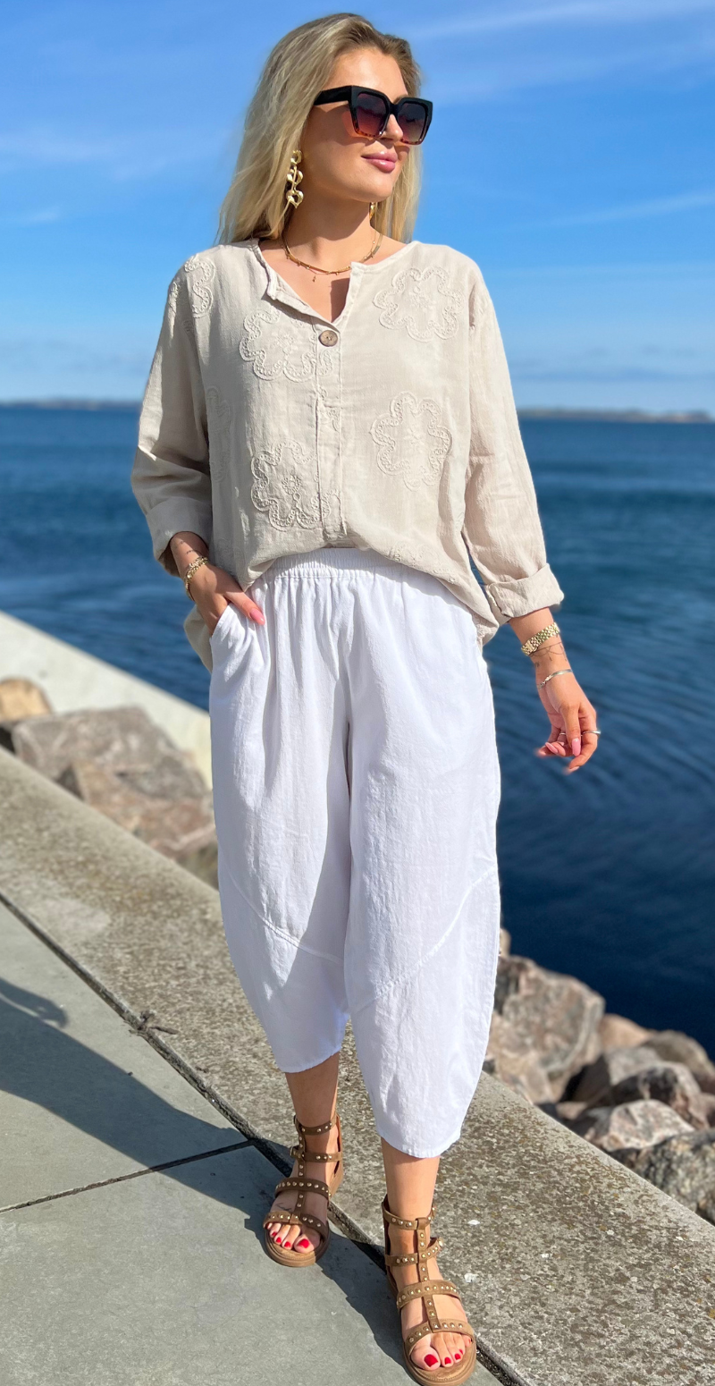 beige isabell bluse i bomuld med blomster broderi likelondon