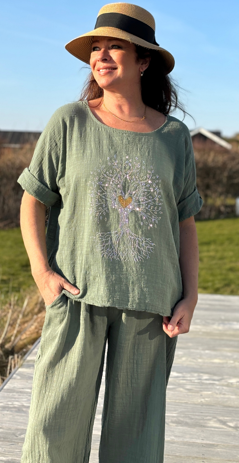 Army grøn Olive bluse med korte ærmer og træ i similisten foran