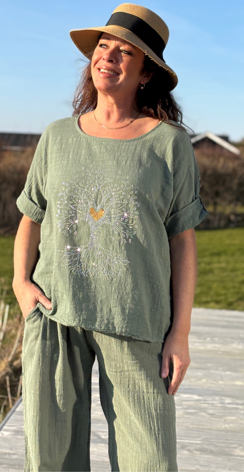 Army grøn Olive bluse med korte ærmer og træ-motiv foran