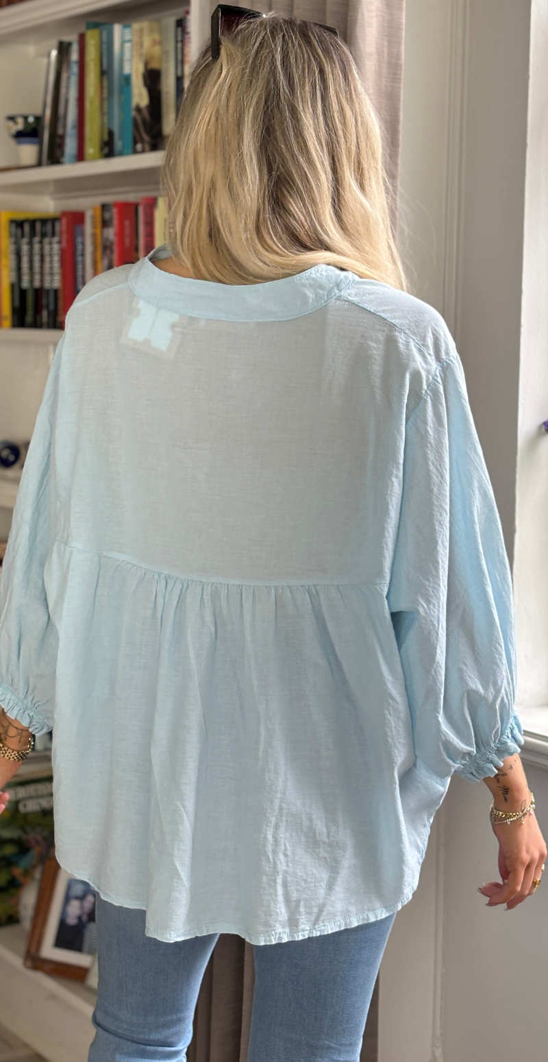 Francie bluse lysblå bagfra