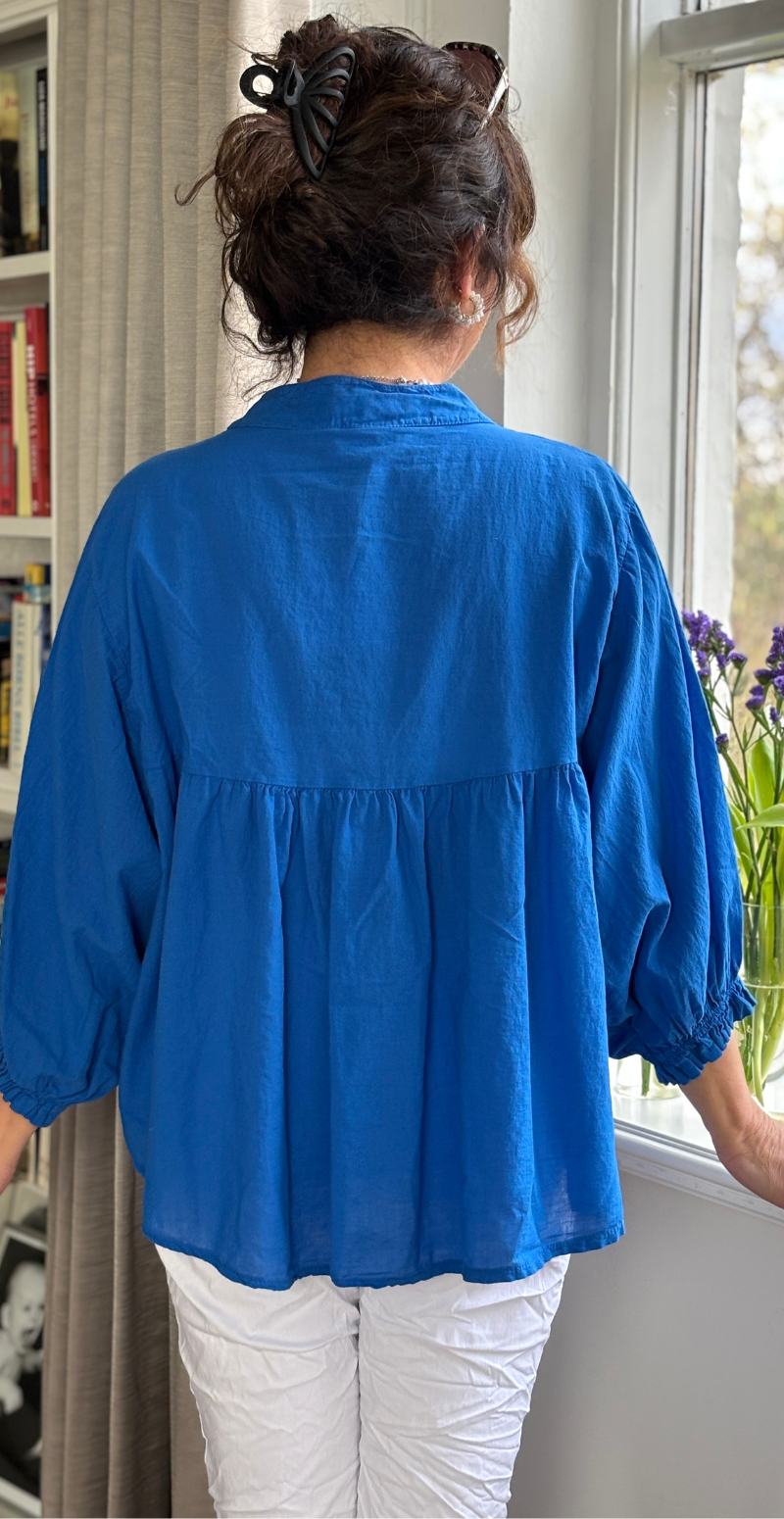 Francie bluse royal blå bagfra