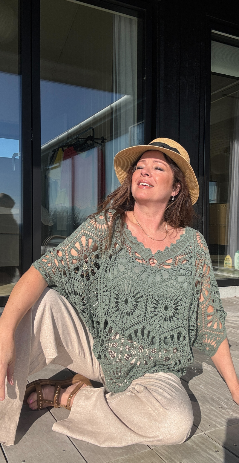 Cajsa hæklet bluse i khaki med korte ærmer og medfølgende top