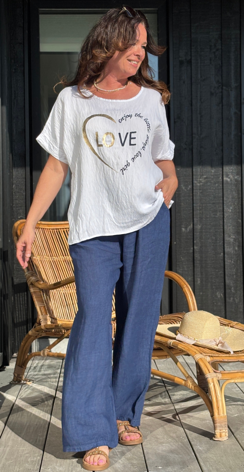 hvid likelondon bluse med korte ærmer og love print foran