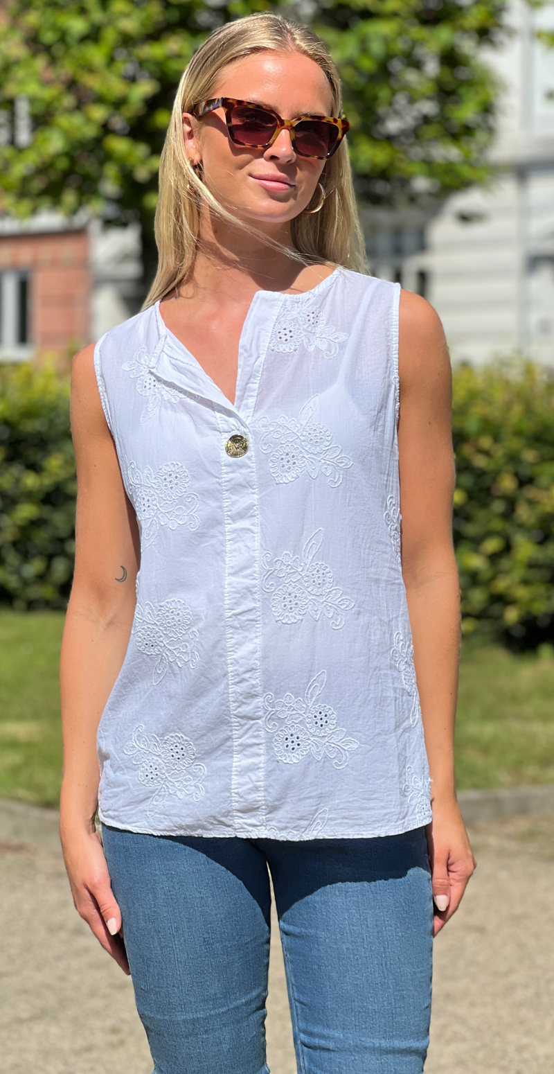 Hvid Vega bluse uden ærmer med broderi anglaise foran