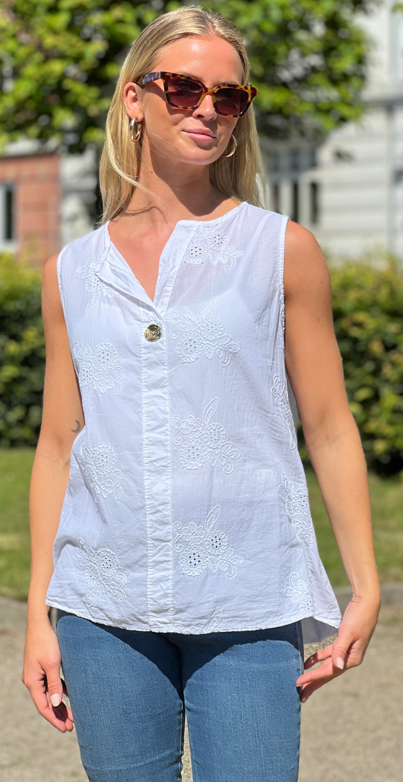 Vega ærmeløs bluse med broderi anglaise og bronzeknap hvid LikeLondon