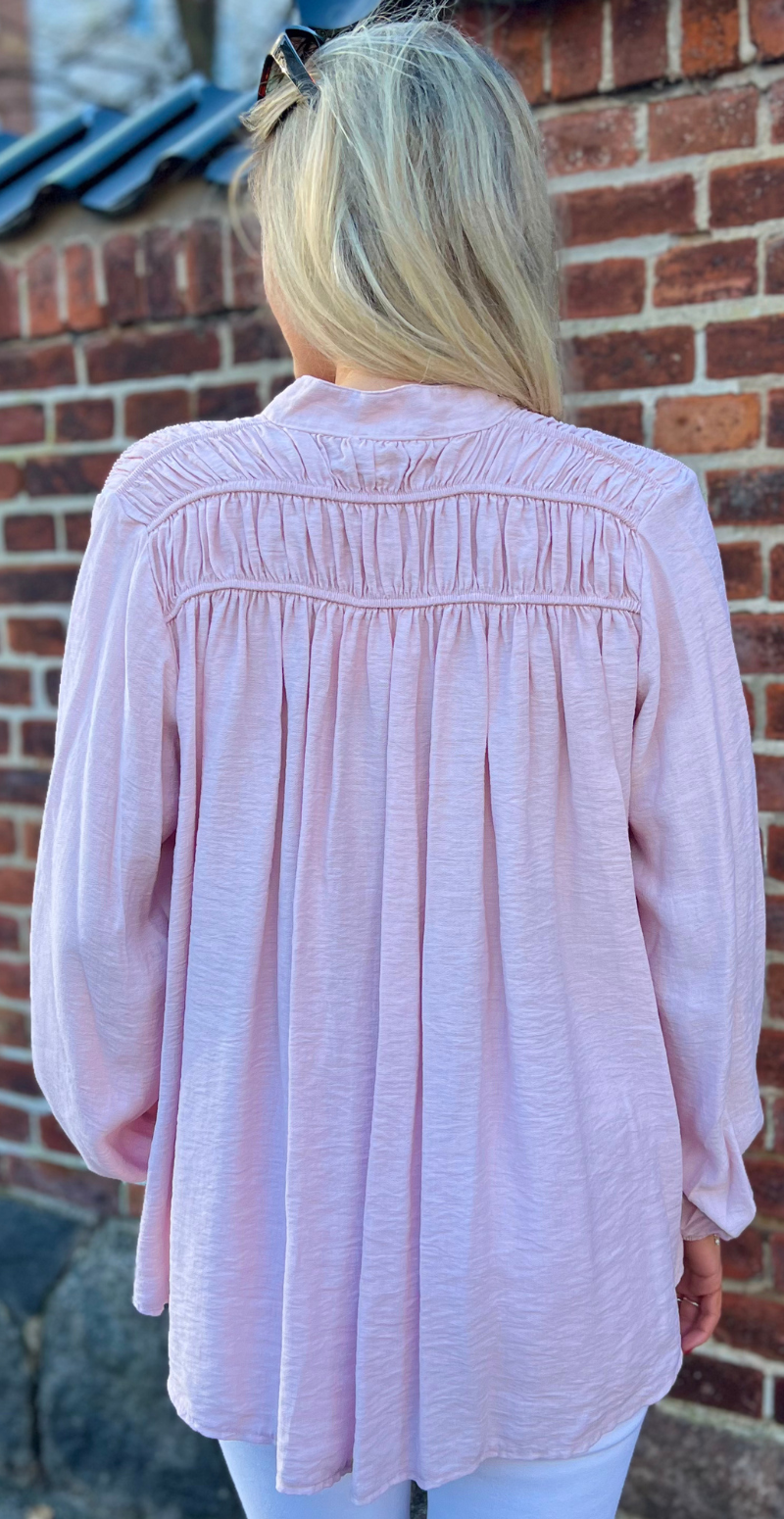 Gigi bluse med guldknapper pink LikeLondon