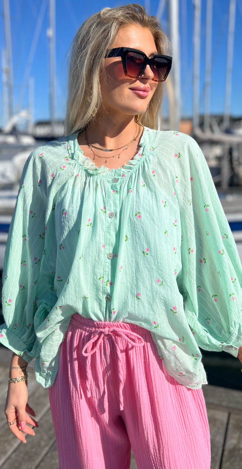Emmy bluse med striber og små blomster grøn LikeLondon