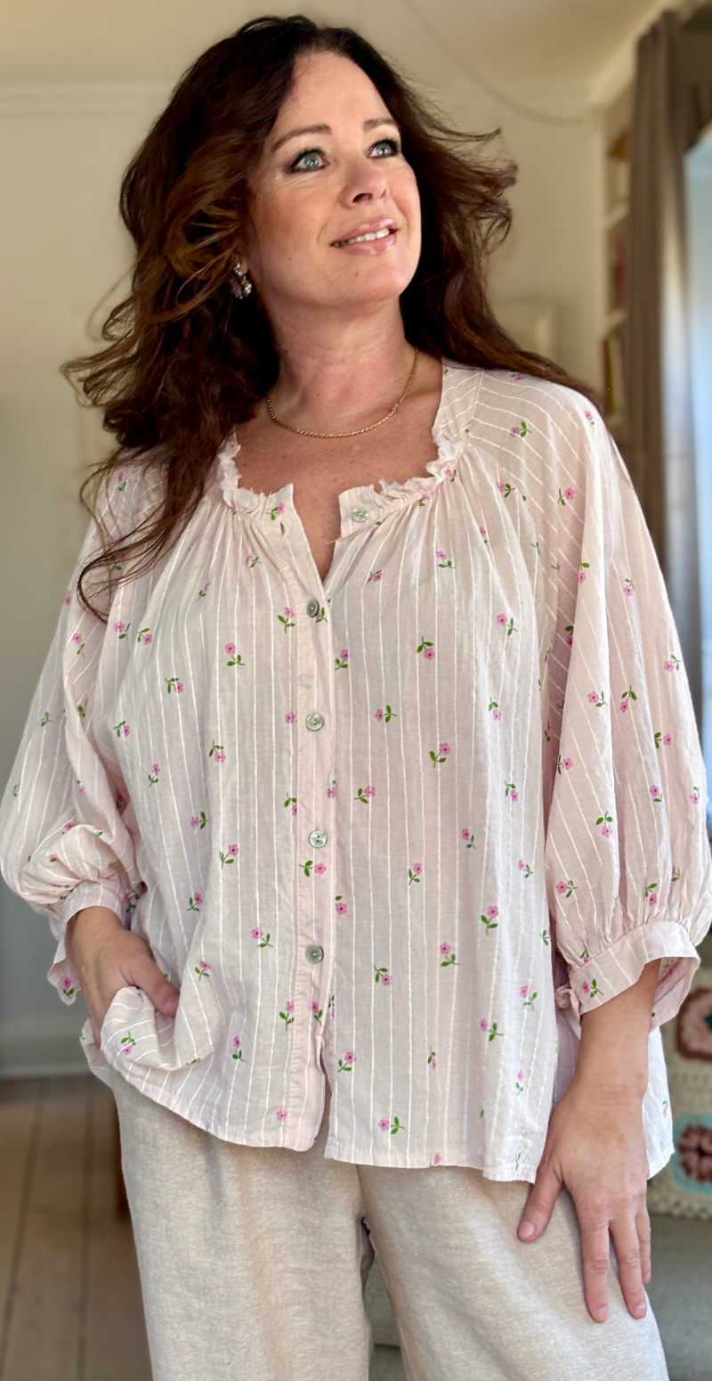 Emmy bluse med striber og små blomster rosa LikeLondon