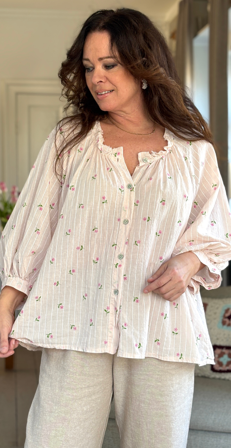 Emmy bluse med striber og små blomster rosa LikeLondon