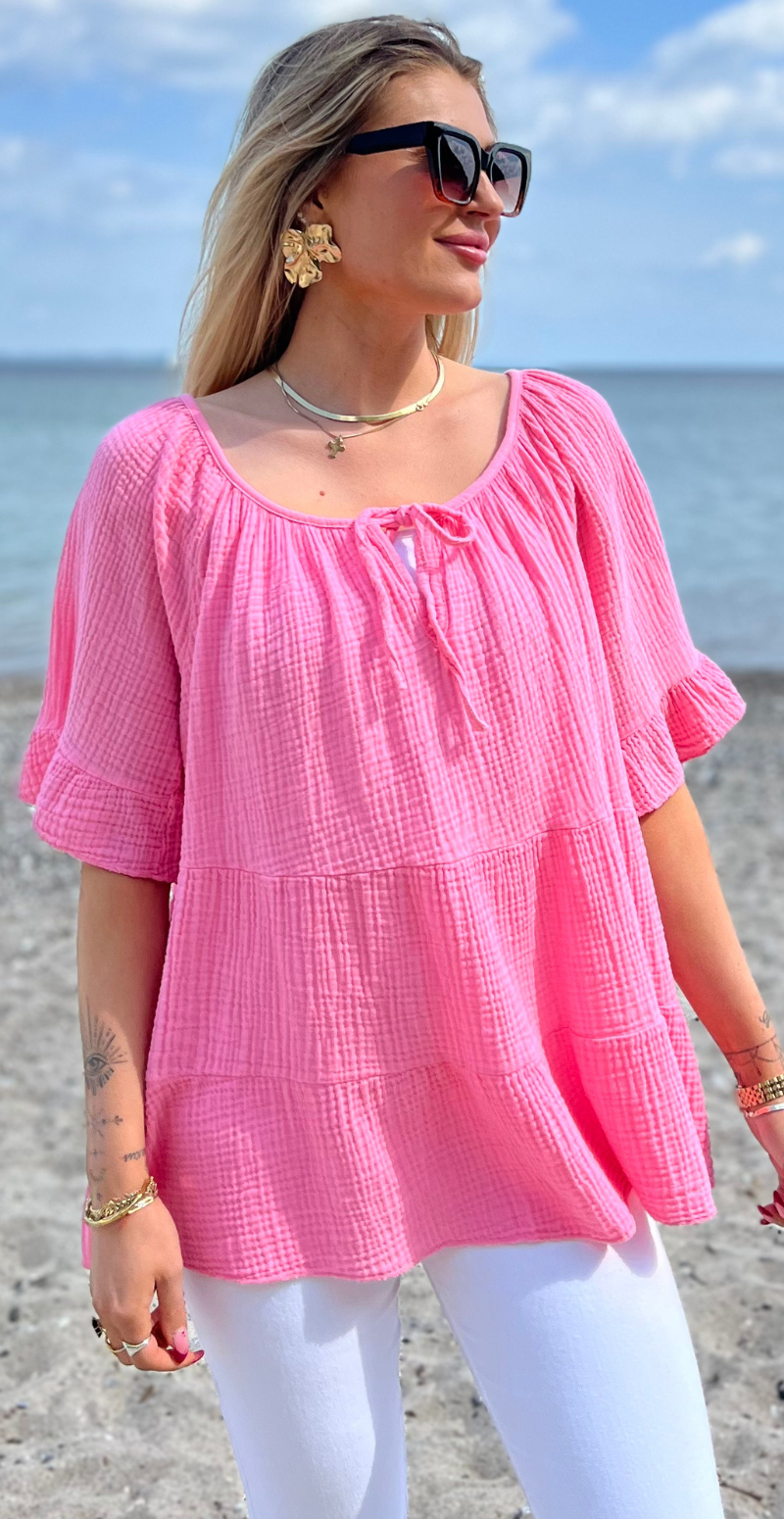 Marilyn bluse med bred halsudskæring og bindebånd pink LikeLondon