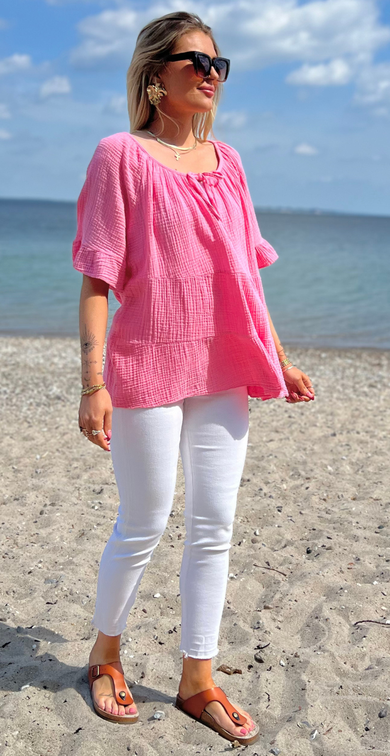 Marilyn bluse med bred halsudskæring og bindebånd pink LikeLondon