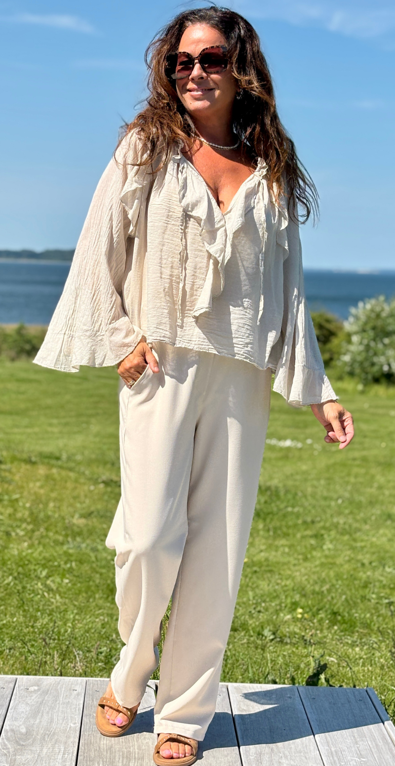 let beige bluse med flæsedetaljer og trompetærmer fra likelondon