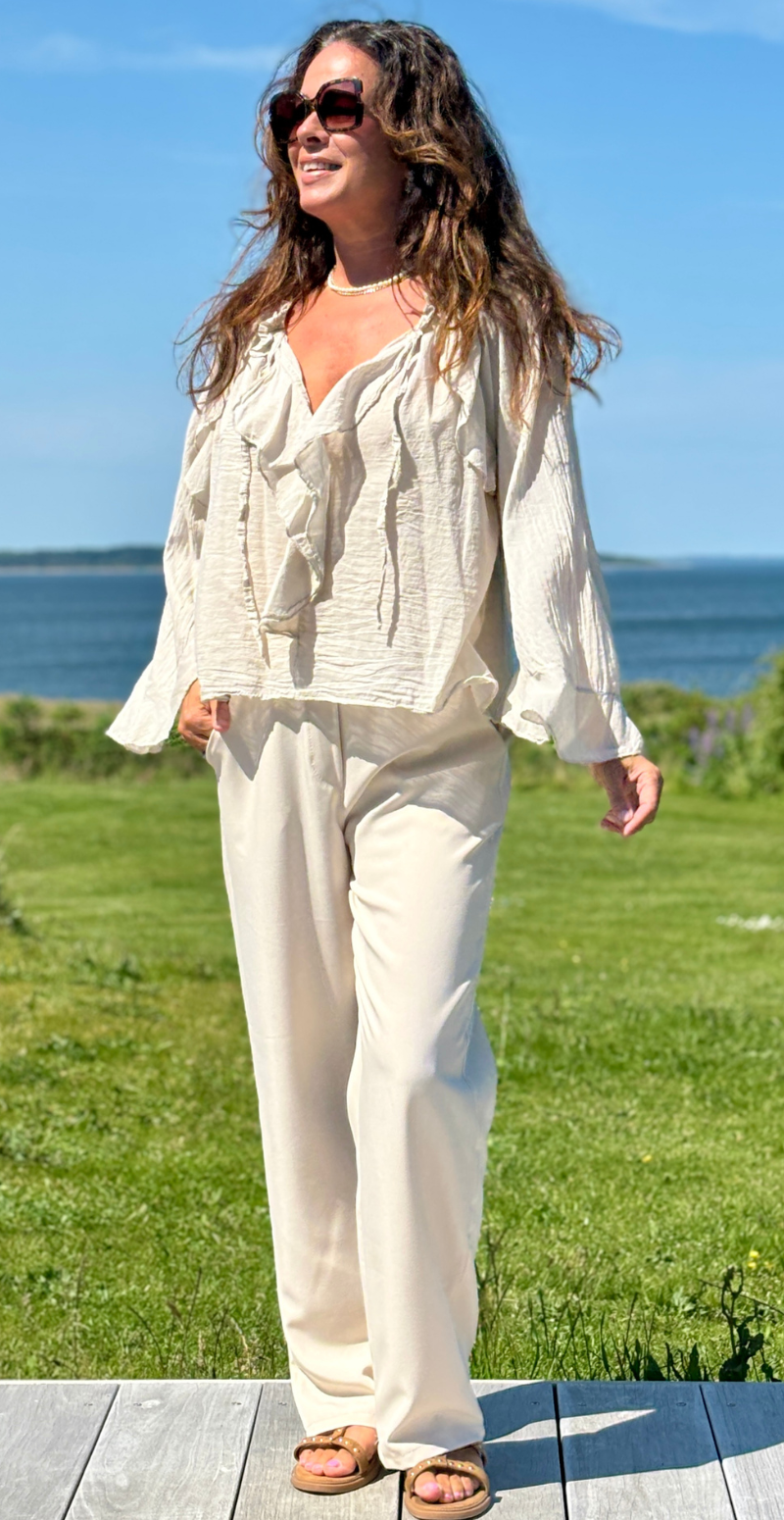 likelondon beige bluse med flæsedetaljer og trompetærmer