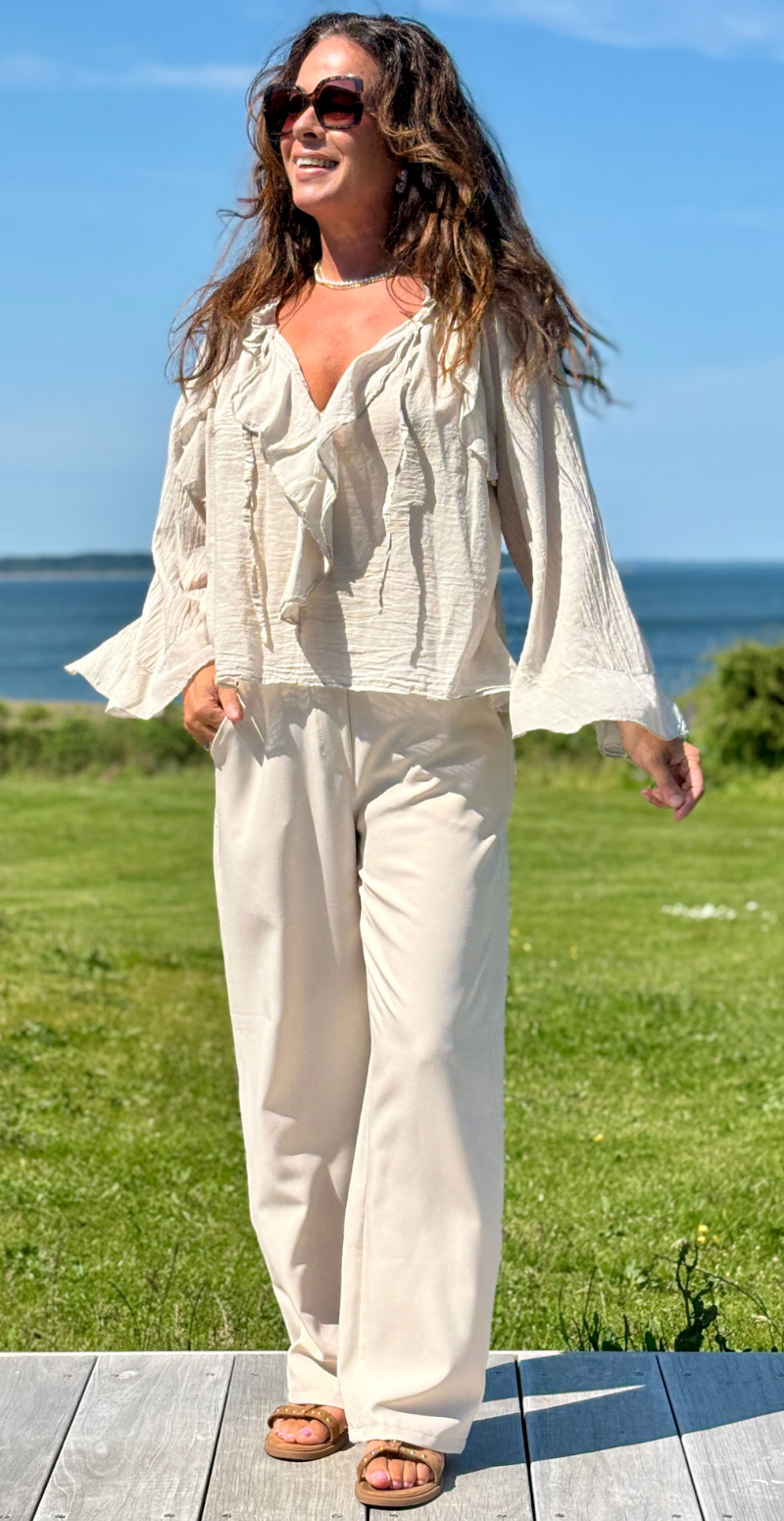 let beige bluse fra likelondon med trompetærmer og flæsedetaljer