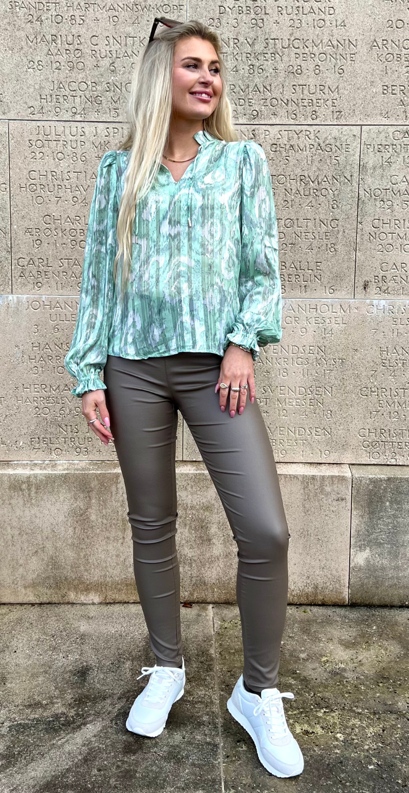 Hiba bluse med Shantal Cooper