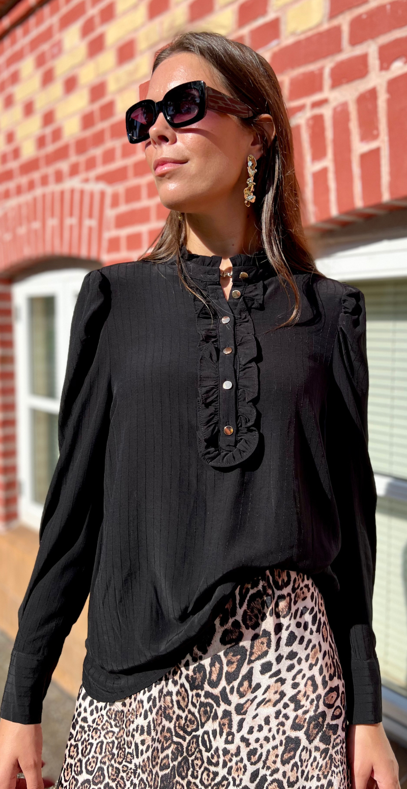 Bluse med flæse sort