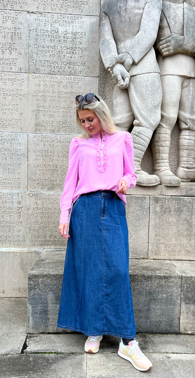 April bluse med flæsedetaljer lilla