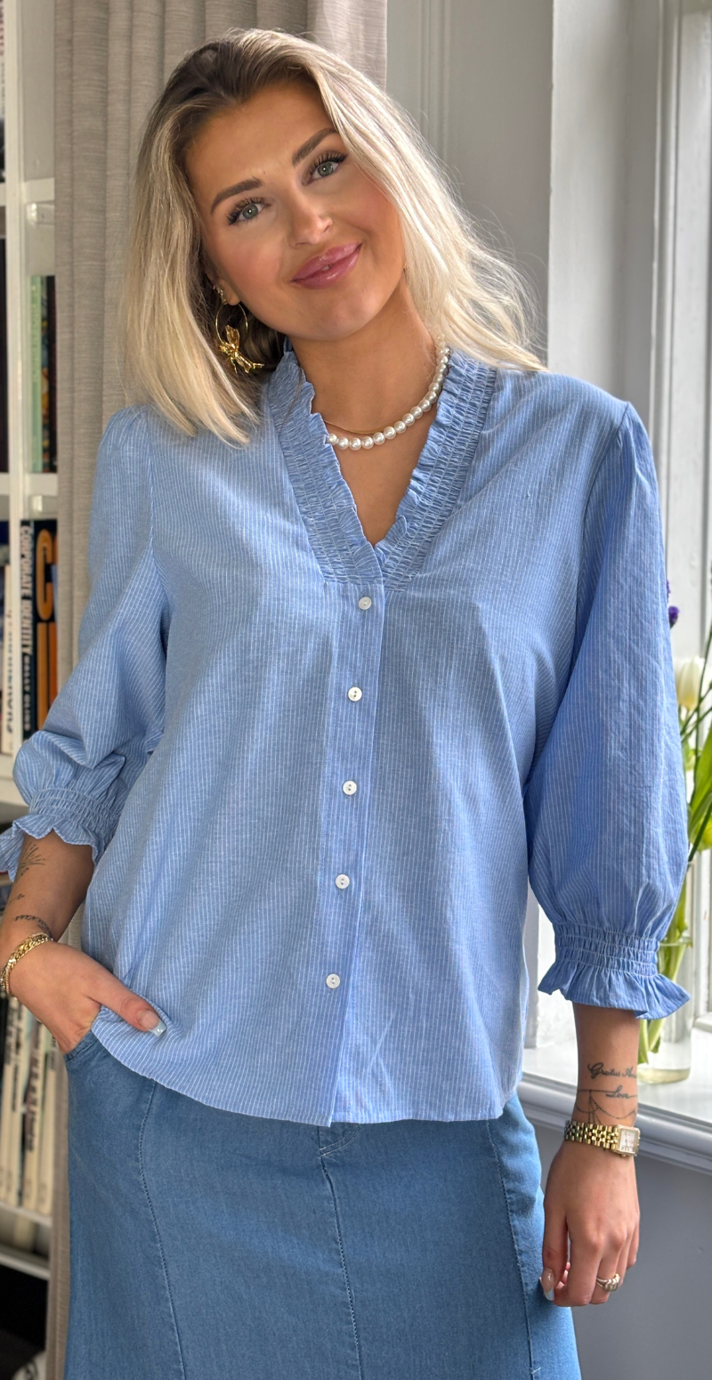 Bluse med striber i blå og hvid