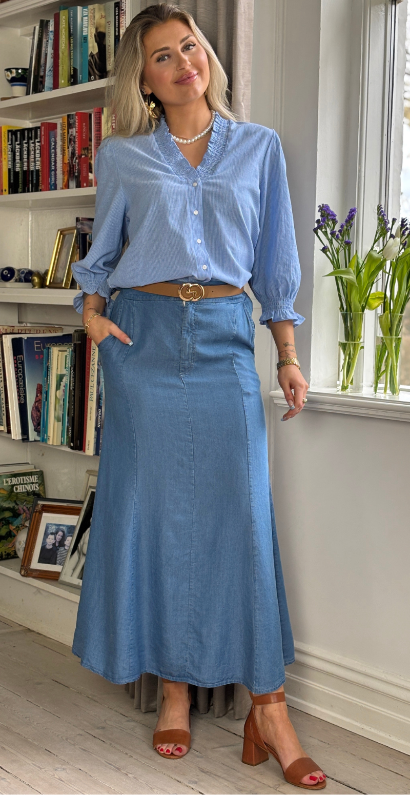 Blå og hvid stribet bluse med knapper og flæsekant